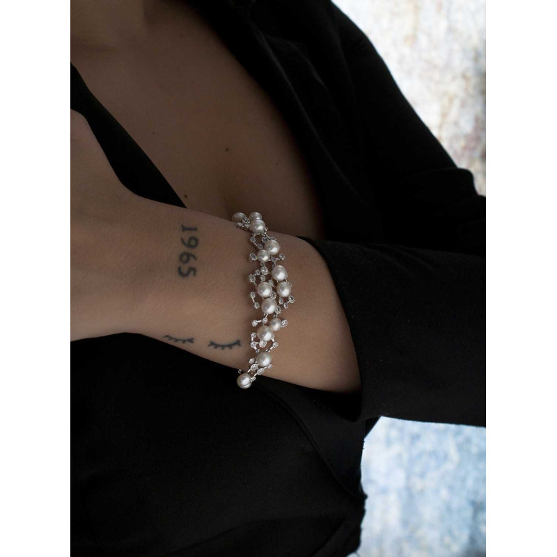 Shiny silver bracelets with pearls and zirconia design