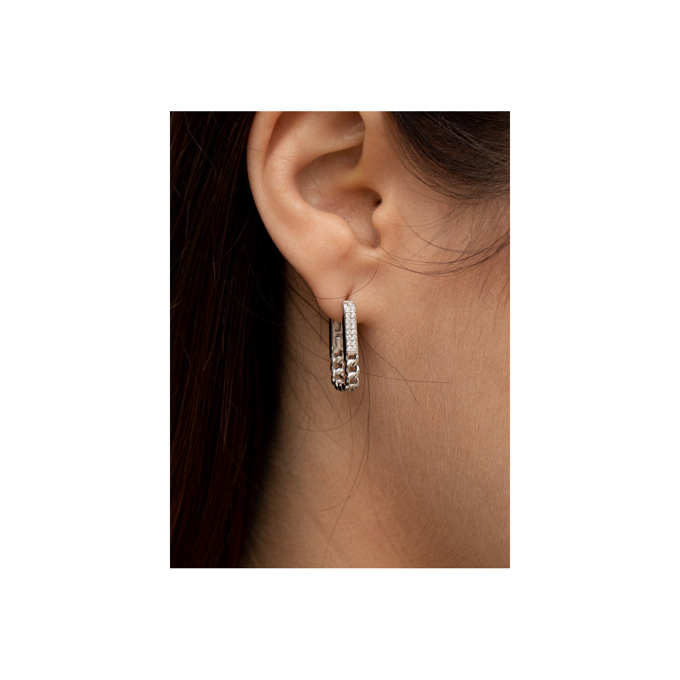 Rectangular silver earrings with zirconia and chain design