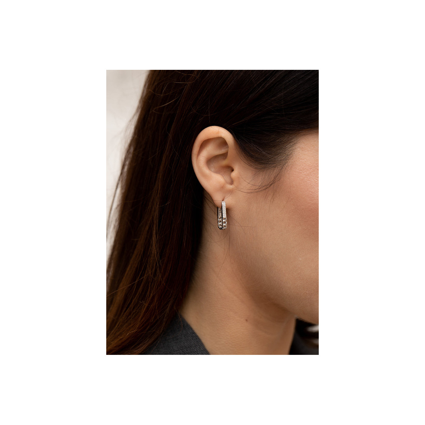 Rectangular silver earrings with zirconia and chain design