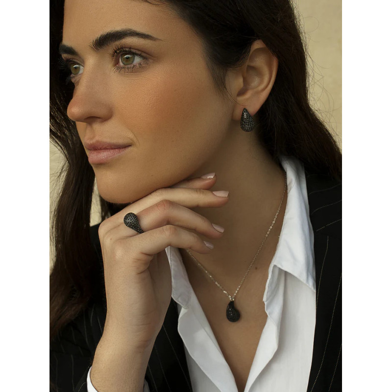 Teardrop-shaped Ring with black zirconia