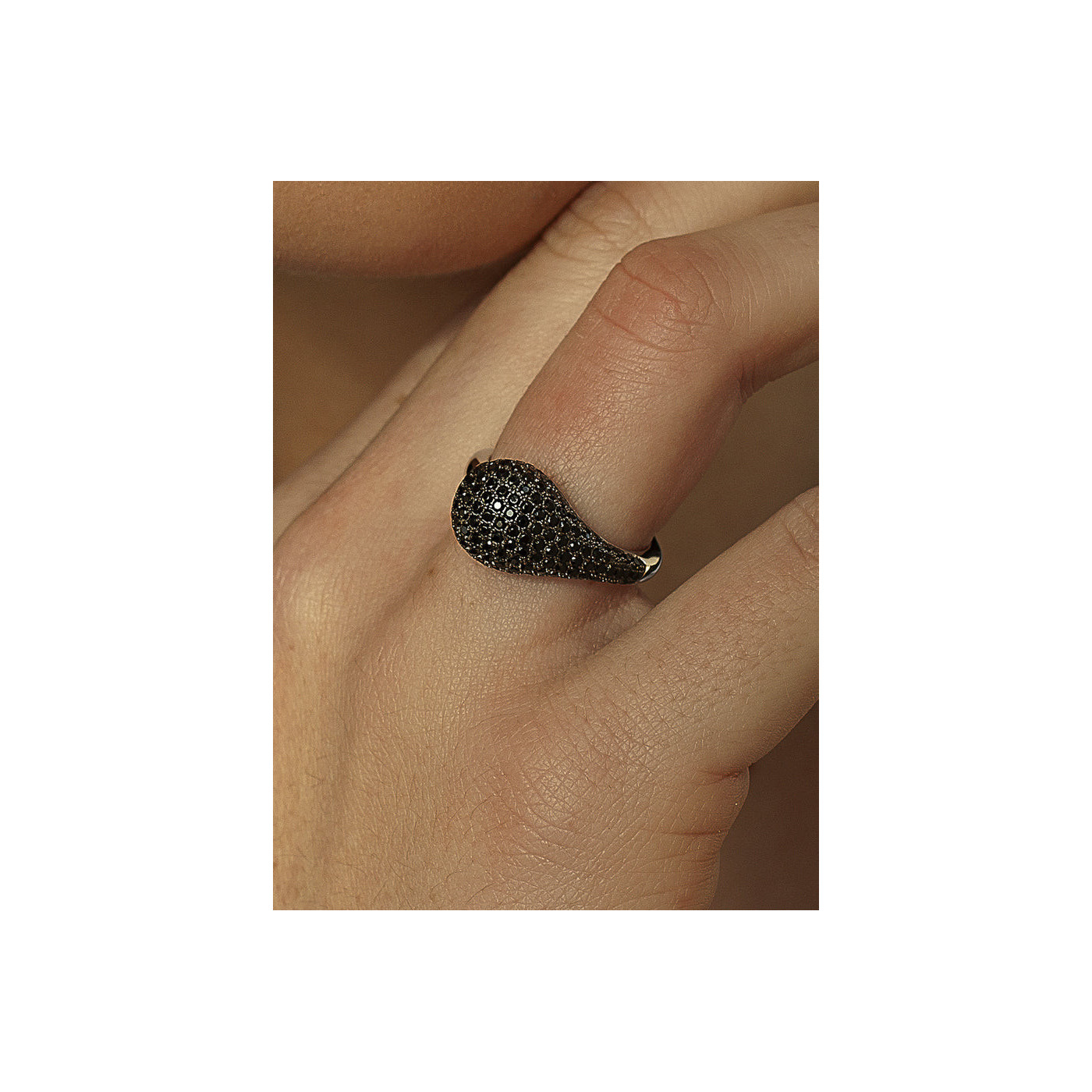 Teardrop-shaped Ring with black zirconia