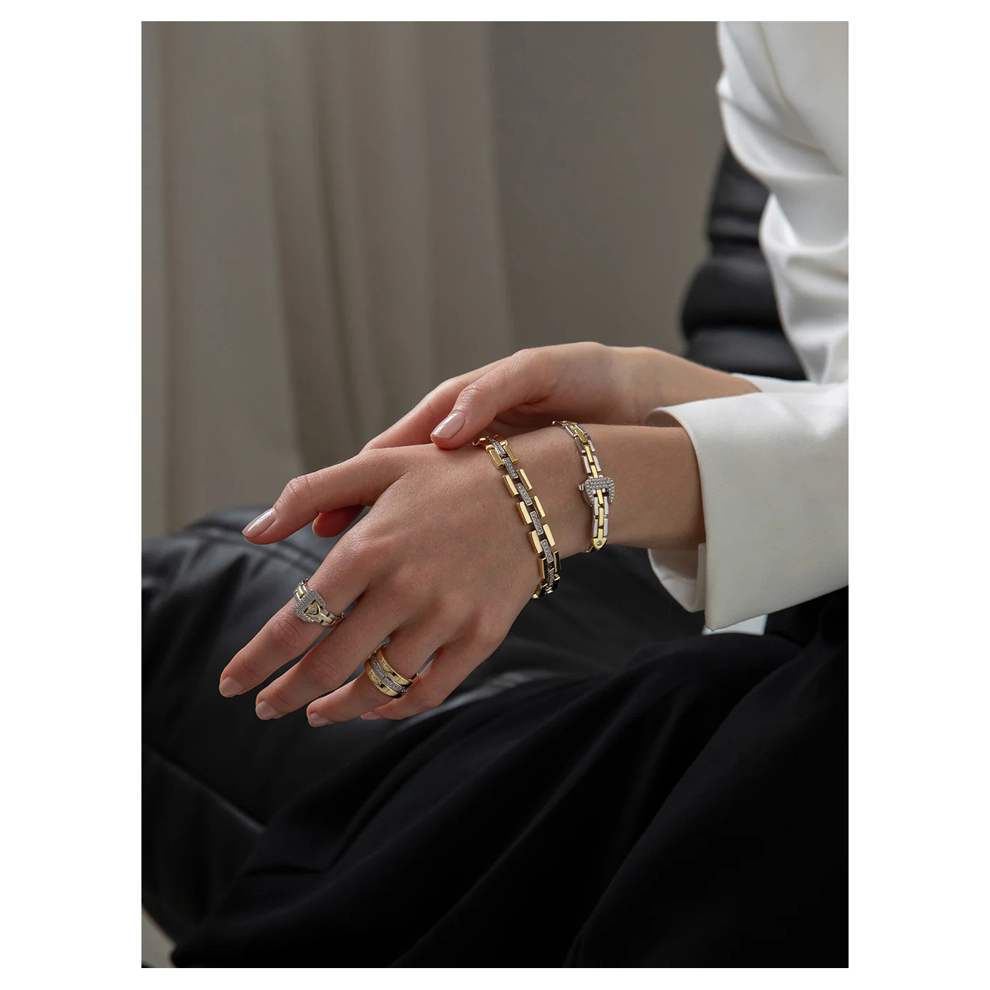 Clasp-like motif Silver Bracelet