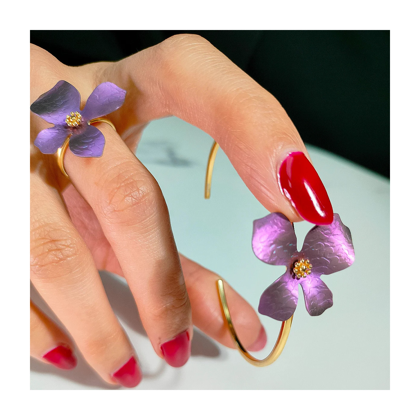 Regulowany srebrny pierścionek zdobiony tytanowym kwiatuszkiem w kolorze soczystej fuksji Regulowany srebrny pierścionek zdobiony tytanowym kwiatuszkiem w kolorze soczystej fuksji