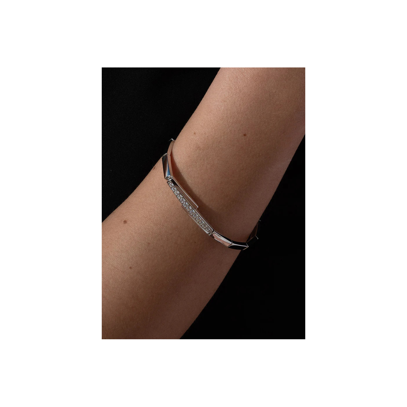 Silver bracelet with zirconia