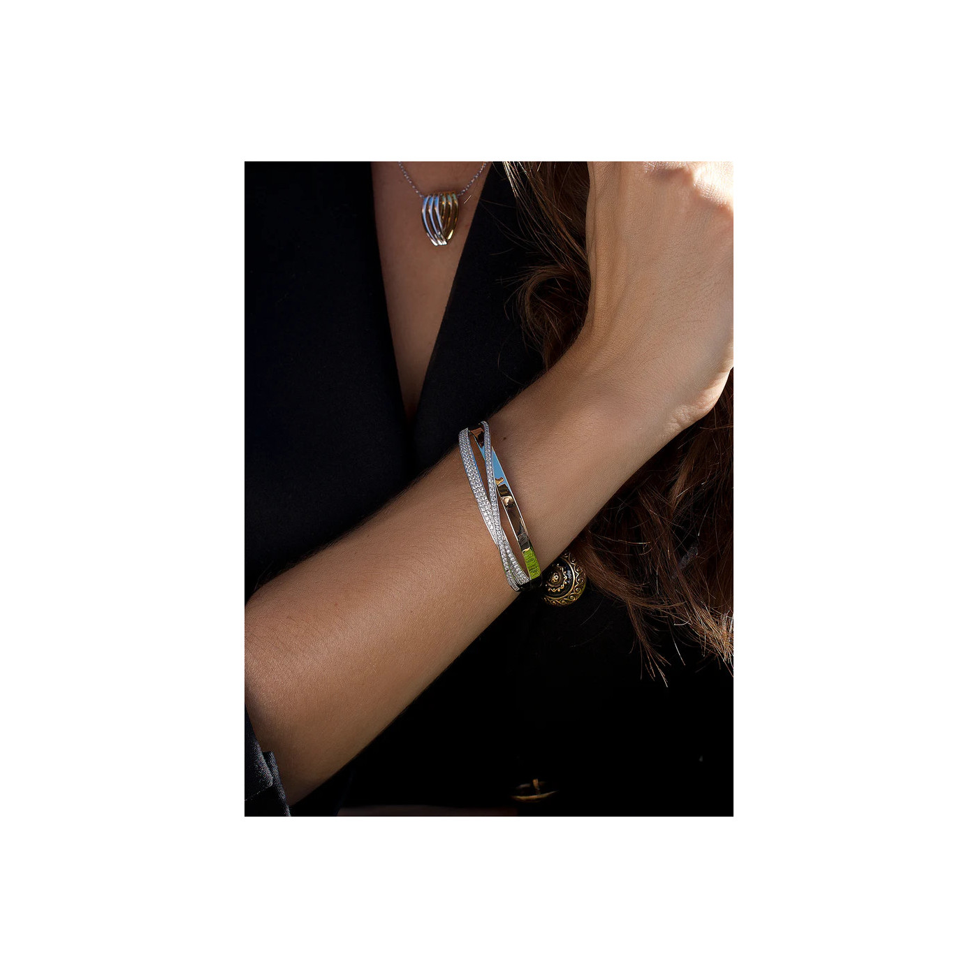 Srebrna sztywna bransoletka z pozłacanym akcentem i cyrkoniami Srebrna sztywna bransoletka z pozłacanym akcentem i cyrkoniami