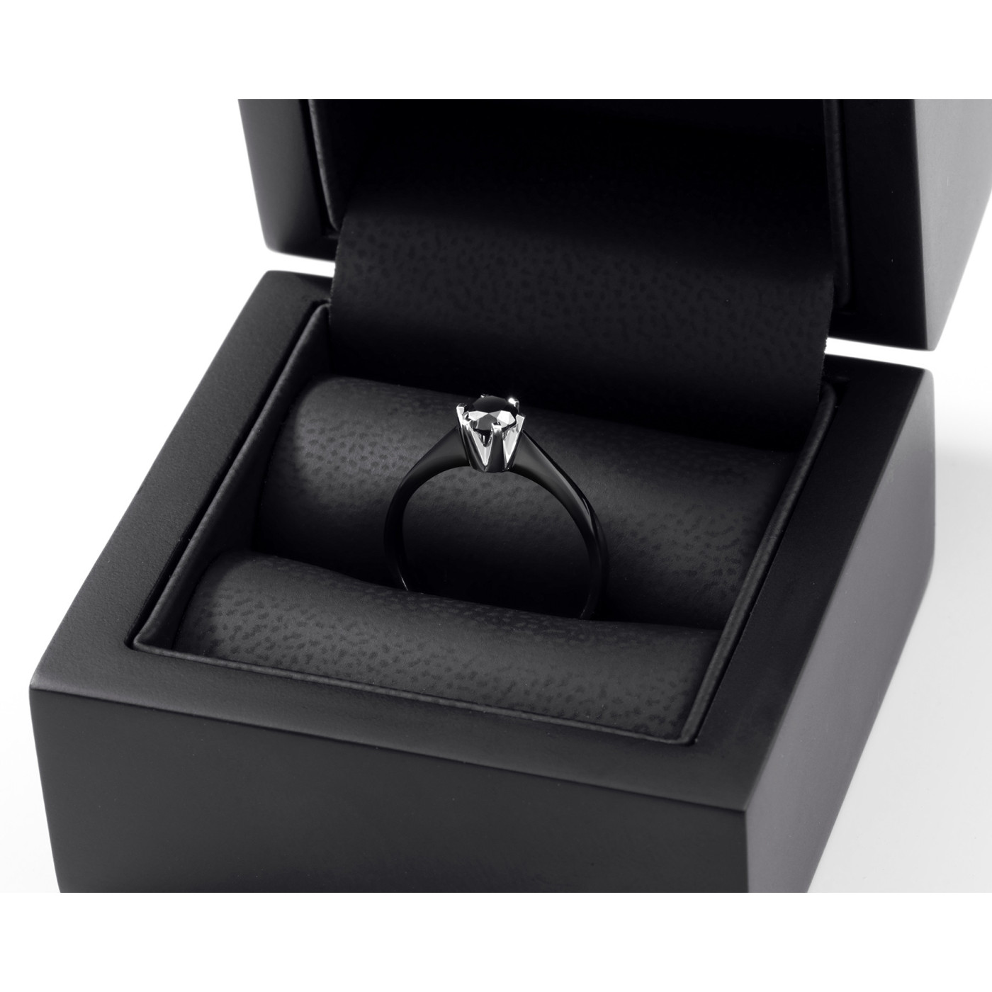 Złoty pierścionek z czarnym brylantem 0,49 ct