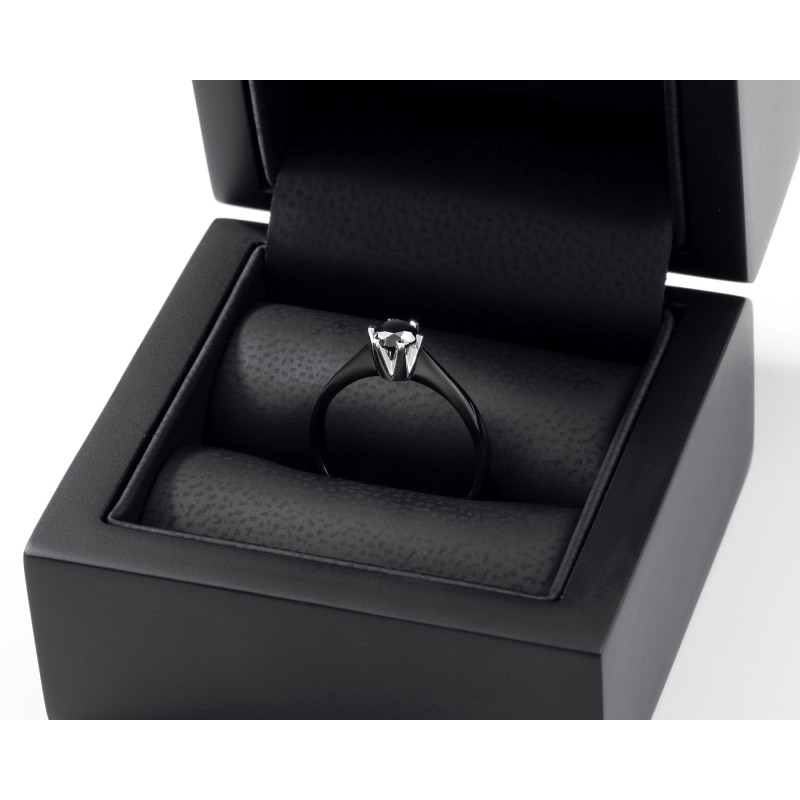 Złoty pierścionek z czarnym brylantem 0,49 ct