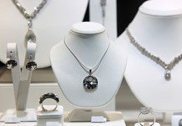 Diamenty naturalne a laboratoryjne – luksus, inwestycja i iluzja wartości