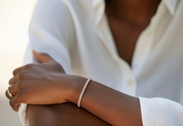 Na której ręce nosi się bransoletki?